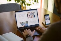 Nederlanders openen bijna de helft van zakelijke e-mails